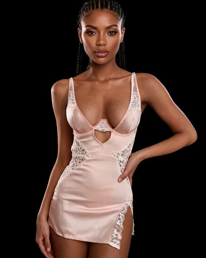 Camisola Brigitte em cetim rosé com renda marfim, recorte gota e fenda, em modelo de frente sobre fundo preto