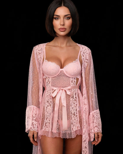 Conjunto Pink Sofia rosa: babydoll de poá com bojo de renda e robe de tule com renda e laço, em modelo de frente sobre fundo preto