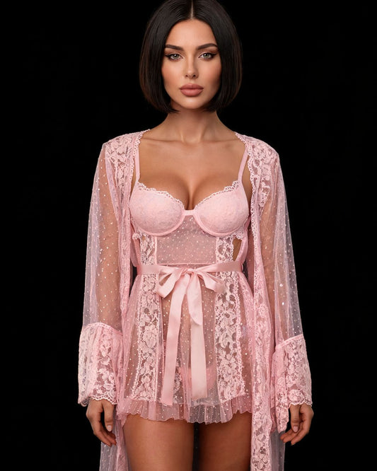 Conjunto Pink Sofia rosa: babydoll de poá com bojo de renda e robe de tule com renda e laço, em modelo de frente sobre fundo preto