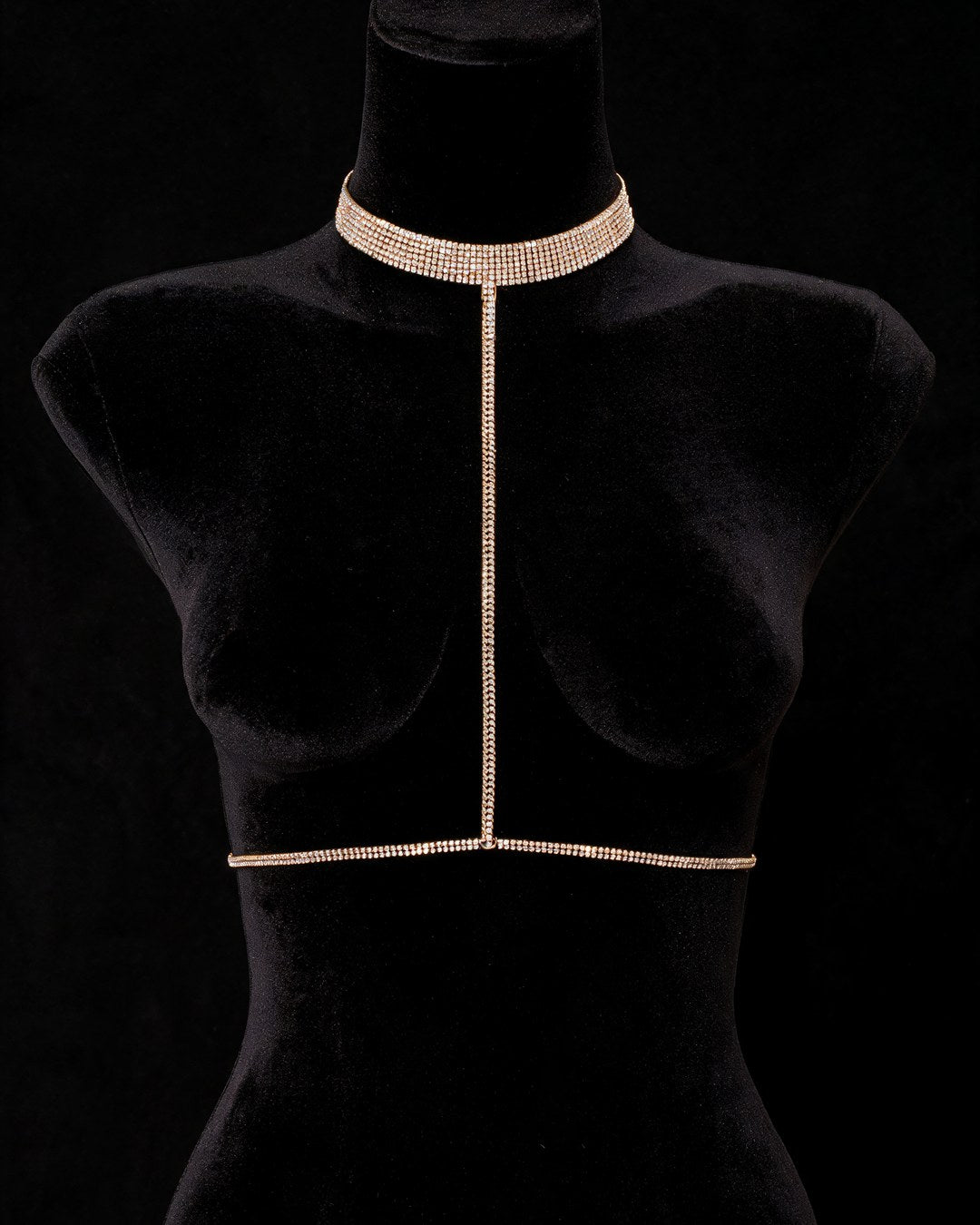 Joia Camila dourada: body chain com choker de strass, corrente central e cintura, em busto preto sobre fundo preto