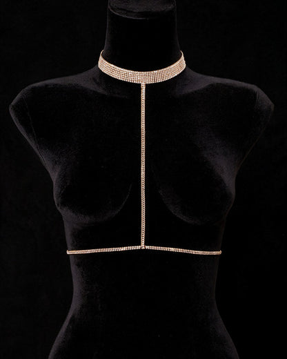Joia Camila dourada: body chain com choker de strass, corrente central e cintura, em busto preto sobre fundo preto
