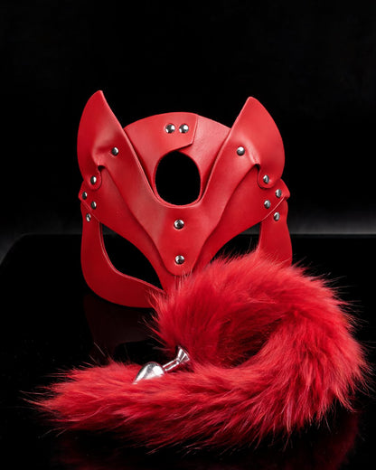 Kit Fox vermelho: máscara de gatinha em couro sintético com rebites e cauda de pelúcia, sobre fundo preto