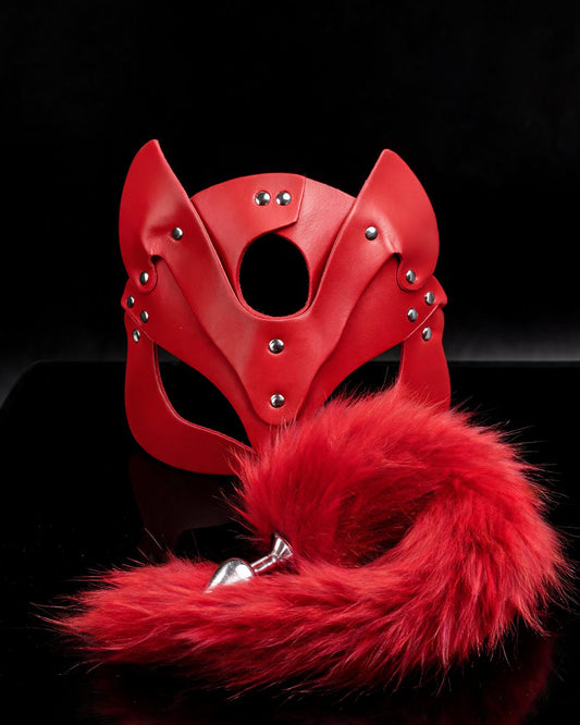 Kit Fox vermelho: máscara de gatinha em couro sintético com rebites e cauda de pelúcia, sobre fundo preto