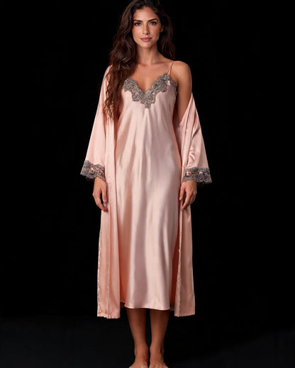 Conjunto L'Amour rosé: camisola longa de cetim e robe com renda cinza, em modelo de frente sobre fundo preto