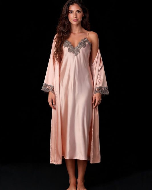 Conjunto L'Amour rosé: camisola longa de cetim e robe com renda cinza, em modelo de frente sobre fundo preto