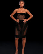 Conjunto Black Desire: body tomara que caia e saia de tule preto com recortes opacos, em modelo de frente sobre fundo preto