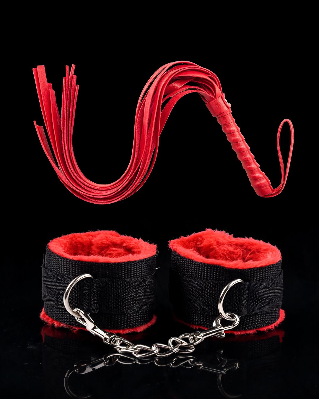 Kit Chicote e Algemas: chicote vermelho de tiras e algemas com pelúcia vermelha, sobre fundo preto