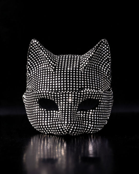 Máscara Pandora de gatinha com strass prateado, sobre fundo preto
