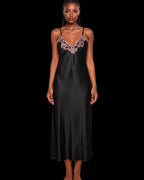 Camisola L'amour longa em cetim preto com renda no decote, em modelo de frente sobre fundo preto