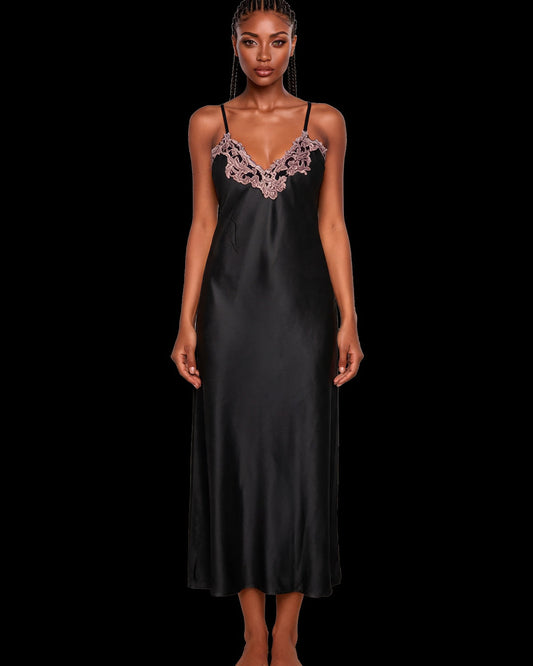Camisola L'amour longa em cetim preto com renda no decote, em modelo de frente sobre fundo preto