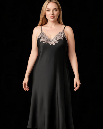 Camisola L'Amour Plus Size longa em cetim preto com renda no decote, em modelo curvilínea de frente sobre fundo preto