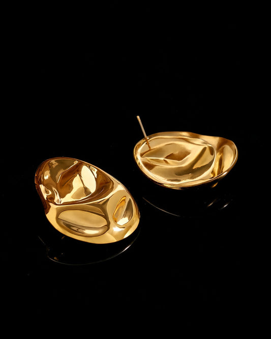 Brinco Ninfa Dourada em disco dourado martelado, sobre fundo preto