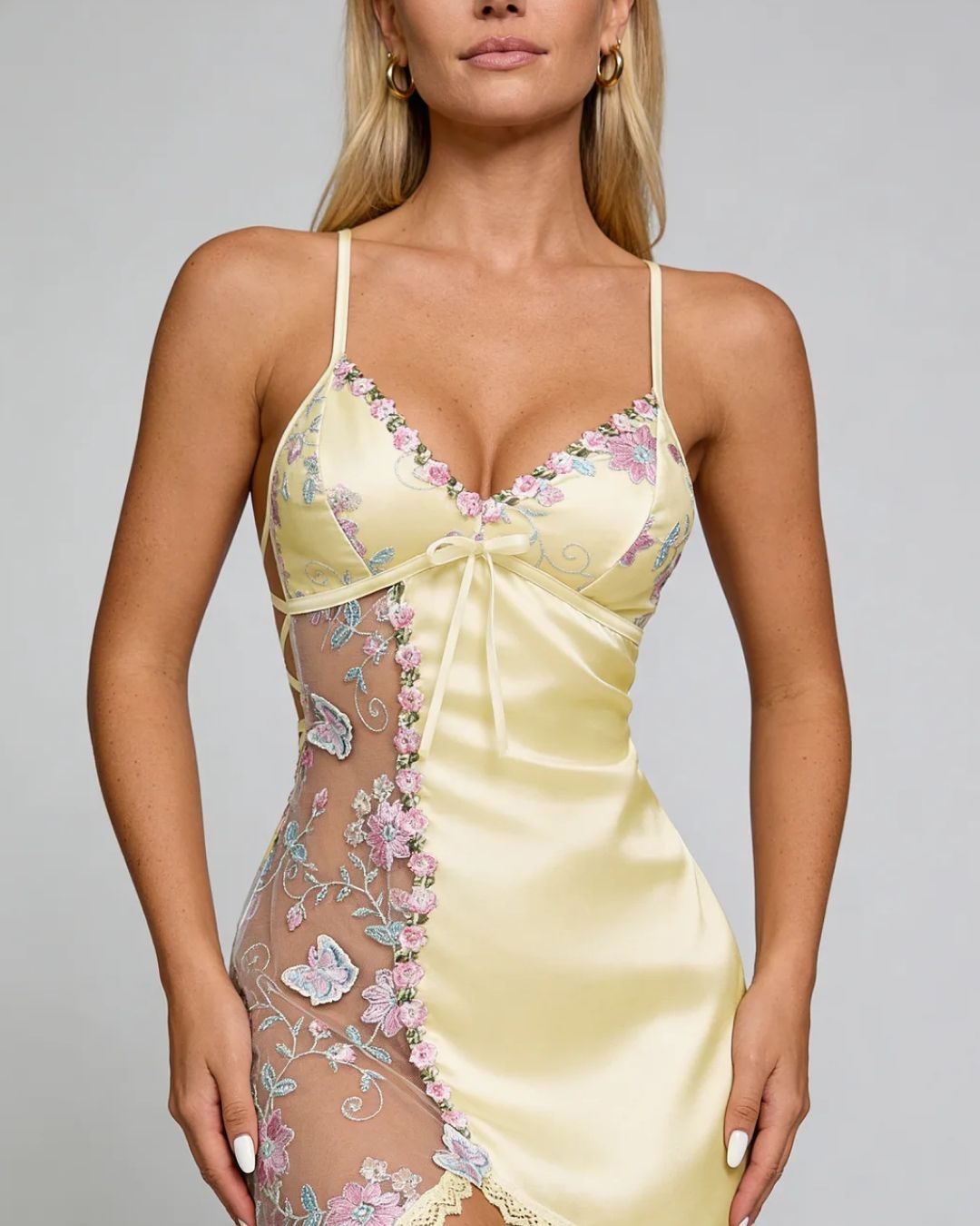 Camisola Irene — bordado floral e painel de tule