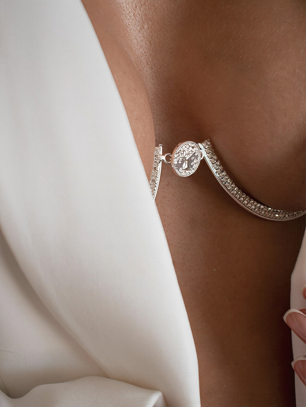 Bust Chain Ninon — arcos de strass e medalhão
