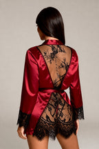 Robe Maia — cetim vermelho e renda preta