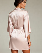 Robe Kimono Harmonia — cetim rosê e mangas amplas